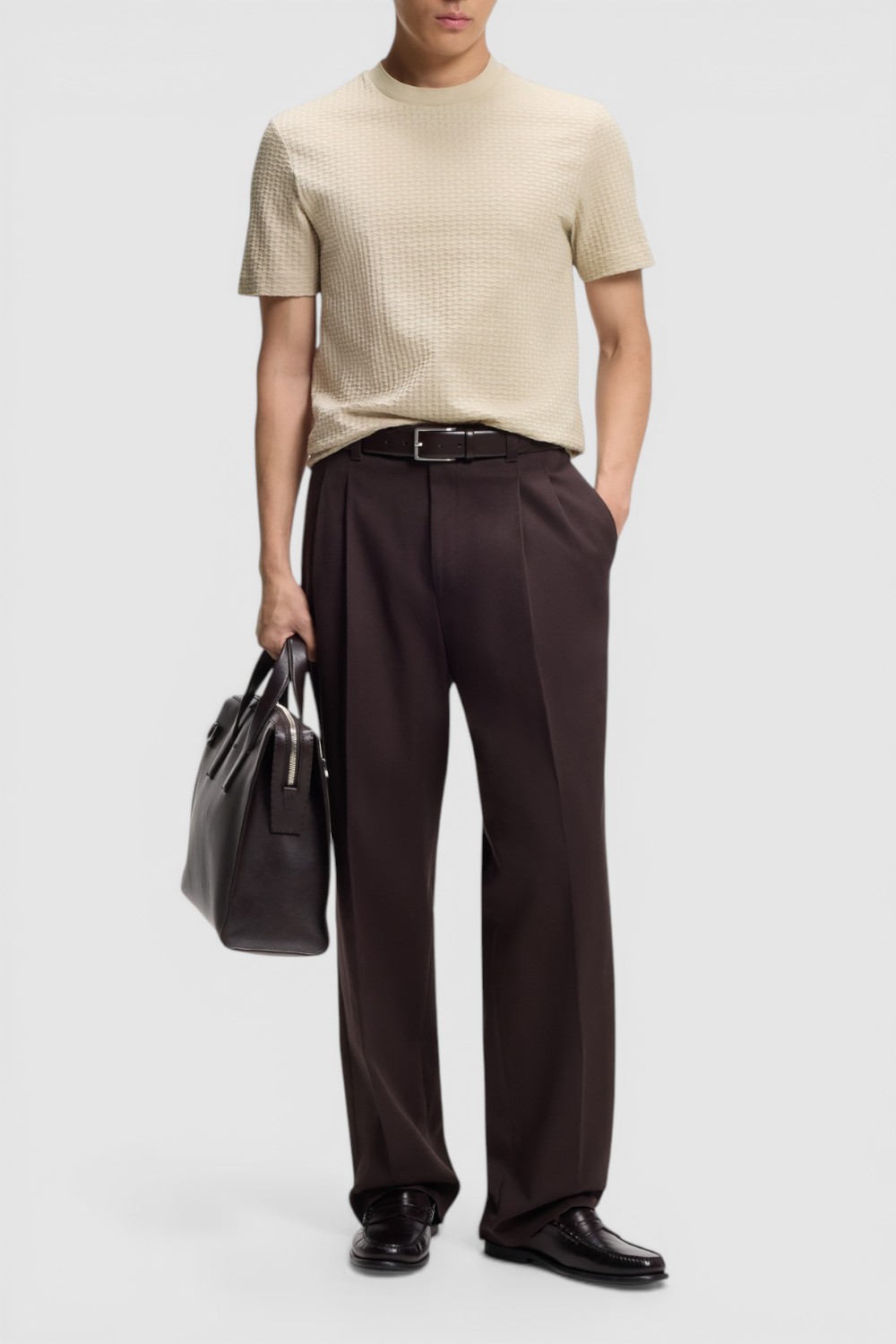 תמונת כל הלוק של חולצת טי בגזרה ישרה